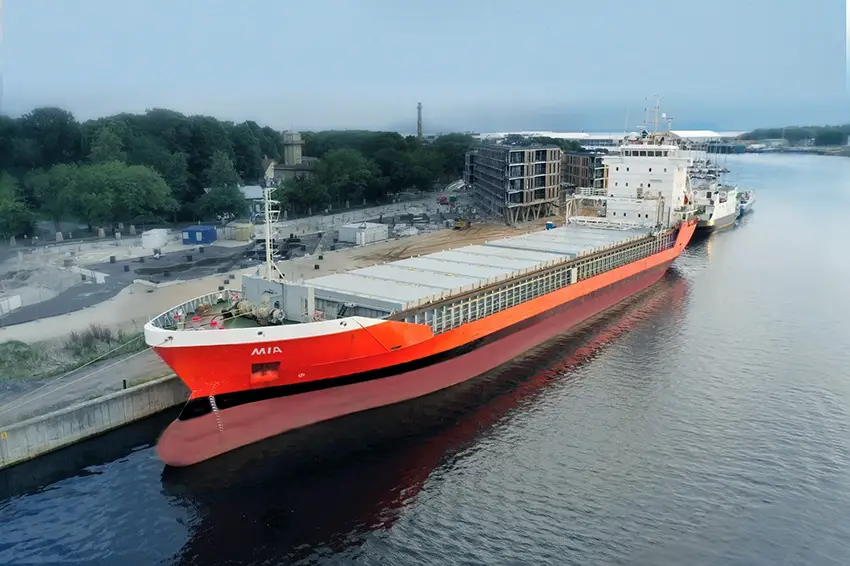 Motor-Vessel-MV-Mia-Befrachtung-Chartering-Bulk-Carrier-Schiff-Ship-Stade-Hamburg-Cuxhaven-Bremen-HAHN-Shipping-GmbH
